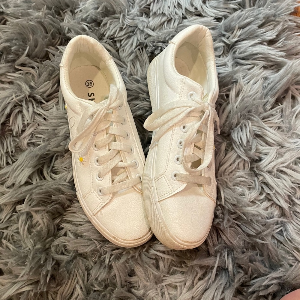 White tennis shoes